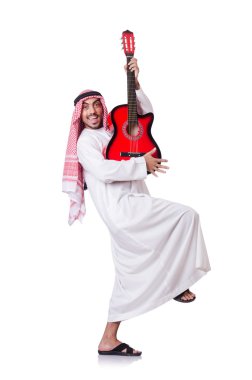 Arap adam beyaz izole gitar çalmak