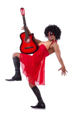 Gitarlı kadın kıyafeti giymiş bir adam.
