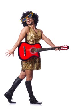 Gitarlı kadın kıyafeti giymiş bir adam.