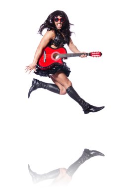 Gitarlı kadın kıyafeti giymiş bir adam.