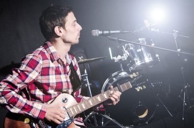 adam oyun gitar konseri sırasında