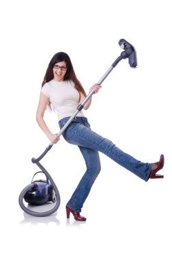 Elektrikli süpürgesi beyaz olan genç bir kadın.