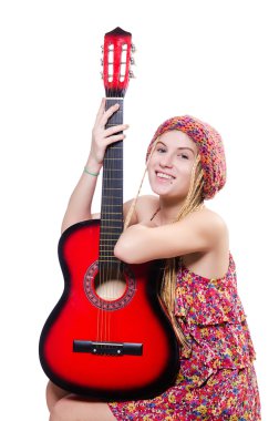 Gitarcı kadın beyazda izole edilmiş.