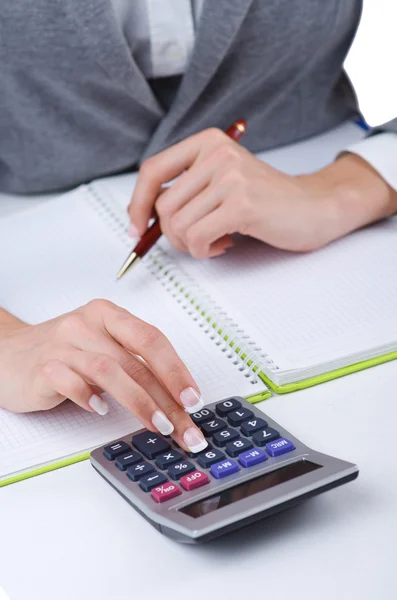 Mani al lavoro sulla calcolatrice — Foto Stock