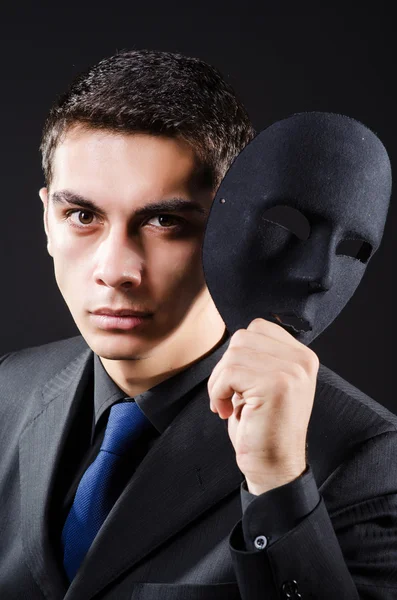 Uomo con maschera al buio — Foto Stock