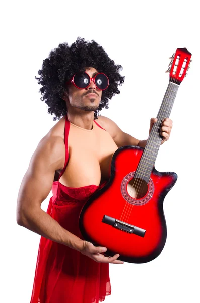 Gitarlı kadın kıyafeti giymiş bir adam. — Stok fotoğraf