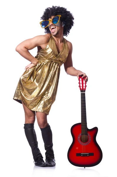 Man i kvinna kläder med gitarr — Stockfoto
