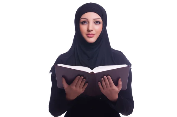 Mujer joven musulmana usando hijab sobre blanco — Foto de Stock