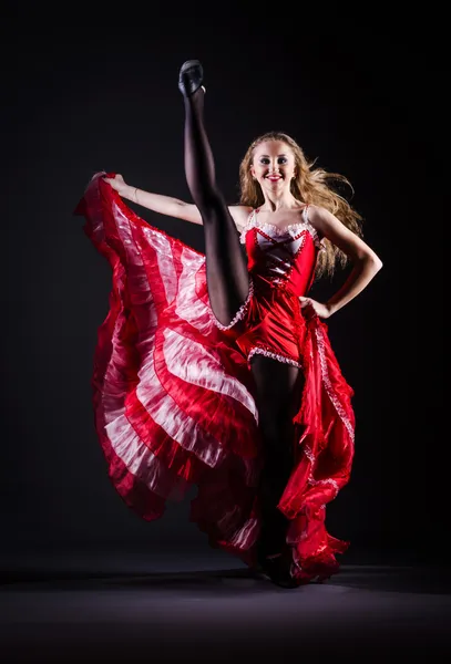 Девушка в красном платье танцует — стоковое фото