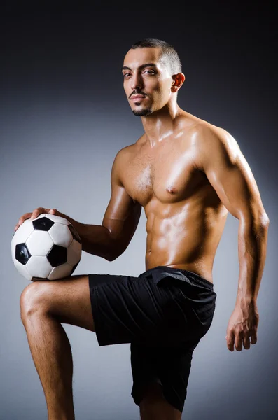 Uomo muscolare con palla da calcio — Foto Stock