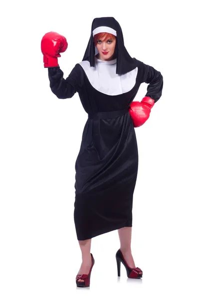 Монахиня в боксёрских перчатках изолирована на белом — стоковое фото