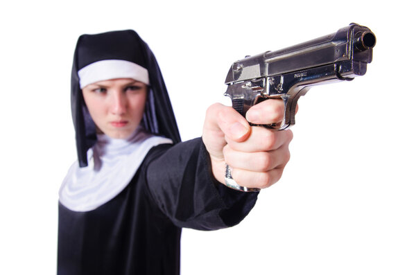 Монахиня с пистолетом изолирована на белом