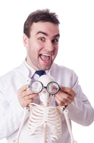 Vtipný lékař s kostrou izolovanou na bílém — Stock fotografie