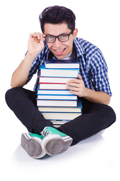 Студент с большим количеством книг на белом