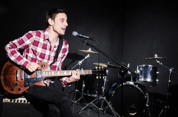 Hombre tocando la guitarra durante el concierto — Foto de Stock