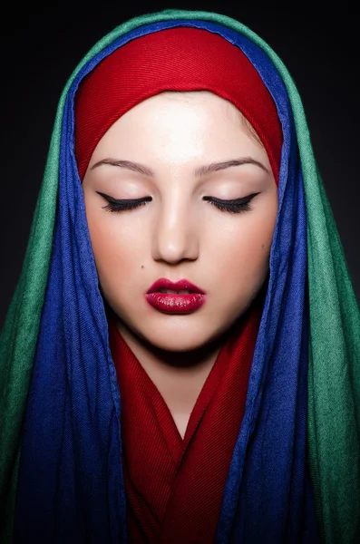 Mulher muçulmana com lenço de cabeça no conceito de moda — Fotografia de Stock