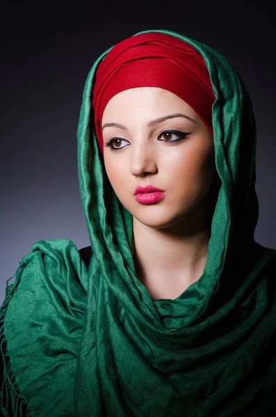 Μουσουλμάνα με μαντίλα στην έννοια της μόδας — Φωτογραφία Αρχείου