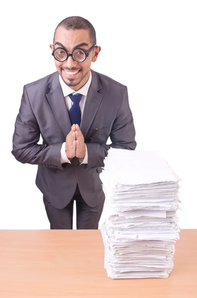 Занятой бизнесмен с кучей бумаг — стоковое фото