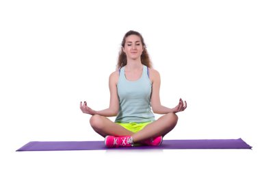 Beyaz üzerinde egzersiz yapan genç bir kadın.