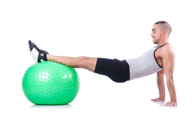 İsviçre toplu bir adam beyazlar üzerinde egzersiz yapıyor.