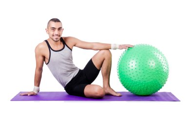 İsviçre toplu bir adam beyazlar üzerinde egzersiz yapıyor.