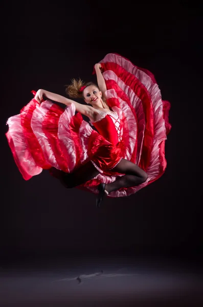 Meisje in een rode jurk dansen dans — Stockfoto