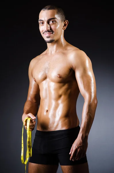 筋肉の男は彼の筋肉を測定 — ストック写真