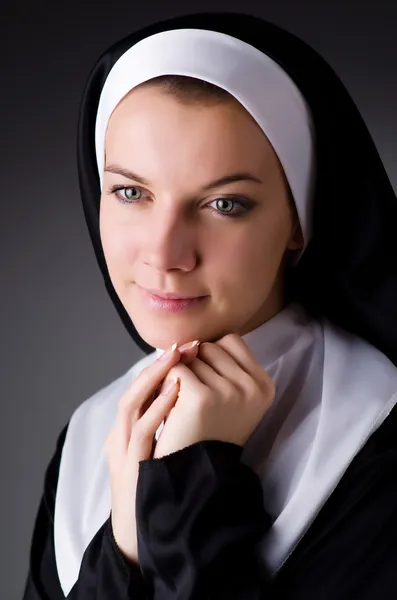 宗教观念方面的年轻修女 — 图库照片