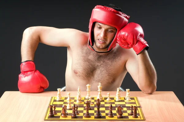 Boxer lutando com jogo de xadrez — Fotografia de Stock