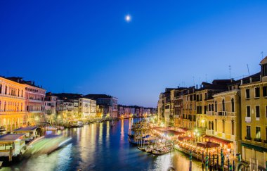 Venice, İtalya - 30 Haziran: rialto Bridge görünümü üzerinde 30 Haziran 201