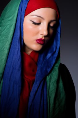 Moda konseptinde türbanlı Müslüman kadın