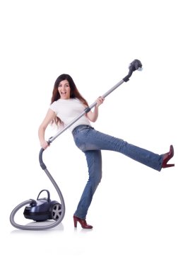 Elektrikli süpürgesi beyaz olan genç bir kadın.