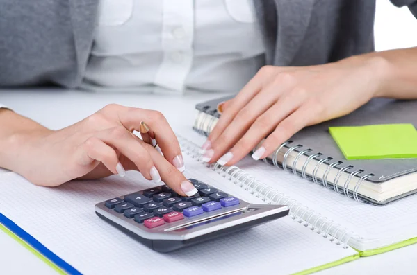 Mani al lavoro sulla calcolatrice — Foto Stock