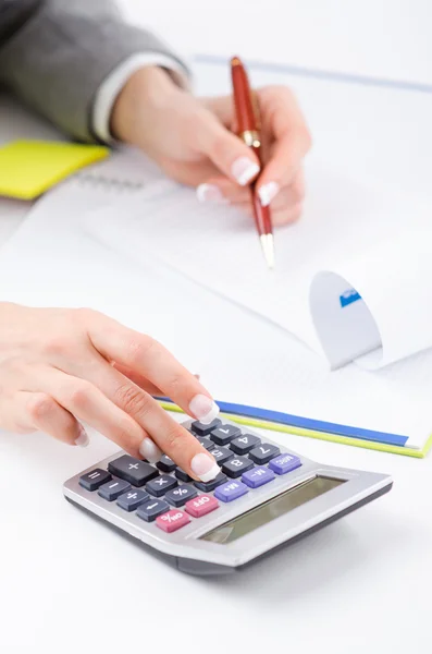 Hands working on the calculator — Stock Photo, Image
