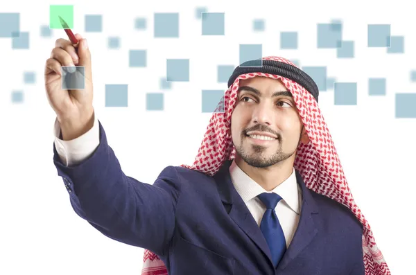Arabski mężczyzna naciskając przyciski wirtualne — Zdjęcie stockowe
