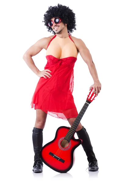 Мужчина в женской одежде с гитарой — стоковое фото