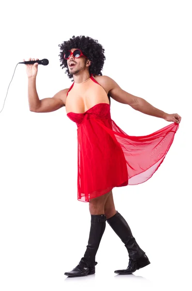 Mannen i kvinnliga kläder som sjunger med mic — Stockfoto