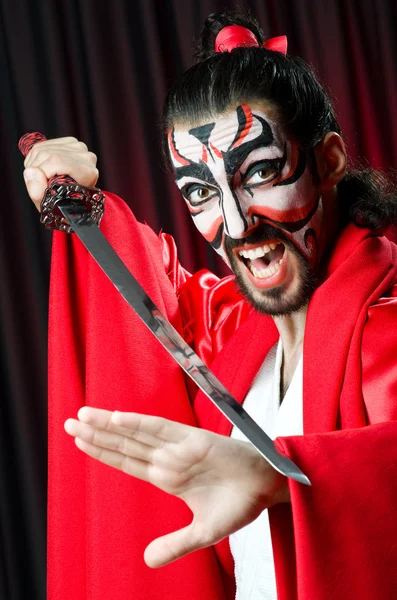 Man met zwaard en gezicht masker — Stockfoto