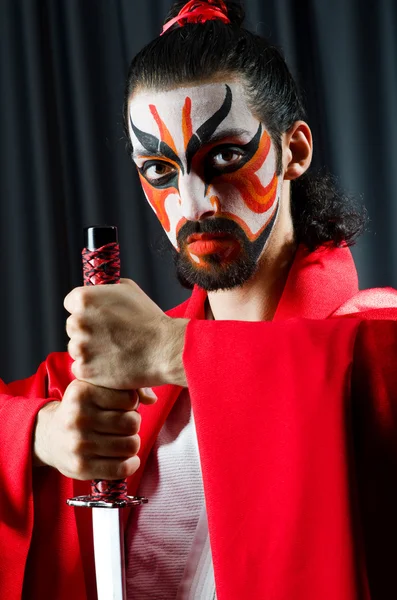 Homme avec épée et masque facial — Photo