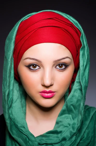Muslimka s šátkem v módní koncepci — Stock fotografie