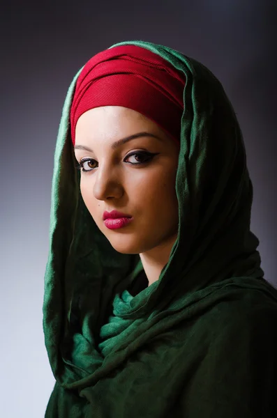 ファッションの概念でスカーフを持つイスラム教徒の女性 — ストック写真