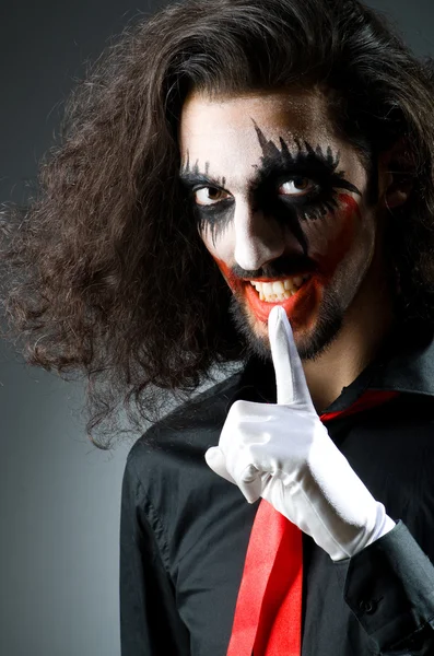 Joker personnification avec l'homme dans la chambre noire — Photo