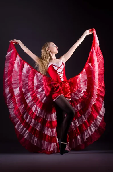 Ragazza in abito rosso danza danza — Foto Stock