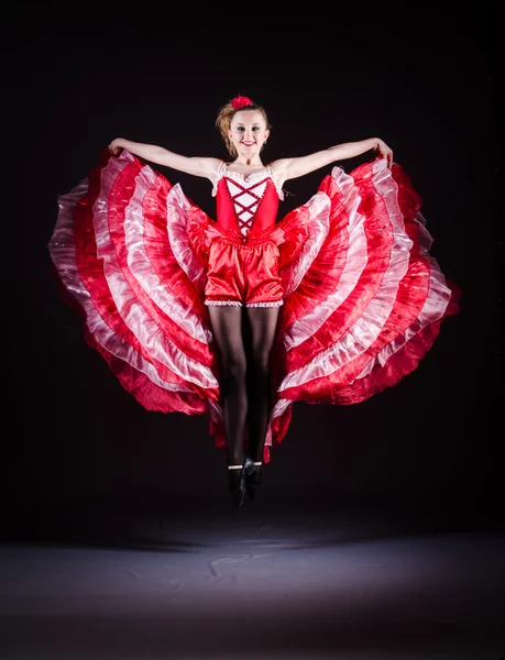 Menina em dança vestido vermelho dança — Fotografia de Stock