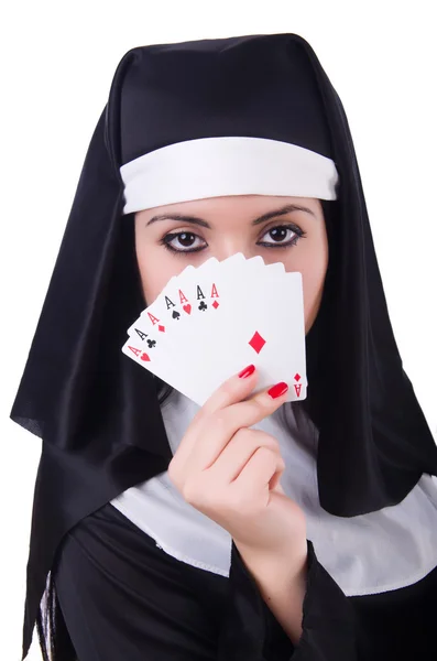 Nonne spielt Karten auf Weiß — Stockfoto