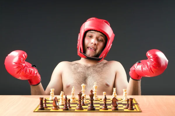 Boxeador luchando con el ajedrez juego — Foto de Stock