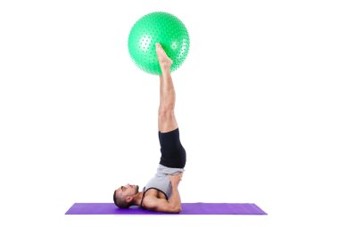 İsviçre toplu bir adam beyazlar üzerinde egzersiz yapıyor.