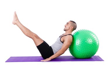 İsviçre toplu bir adam beyazlar üzerinde egzersiz yapıyor.