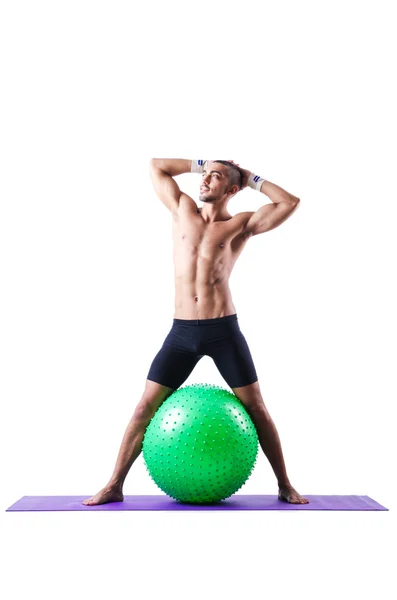 Hombre con pelota suiza haciendo ejercicios en blanco — Foto de Stock