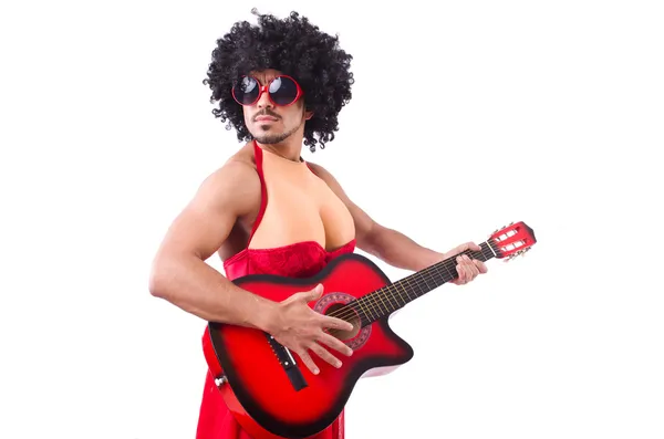 Mężczyzna w kobiecej odzieży z gitarą — Zdjęcie stockowe